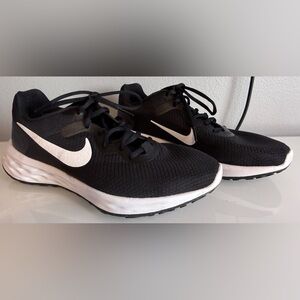 Nike Men’s  Black and White Athletic Shoes